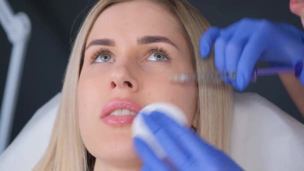 Estetista Inietta Botox Viso Femminile Ridurre Rughe Ringiovanimento Facciale Maestro — Video Stock