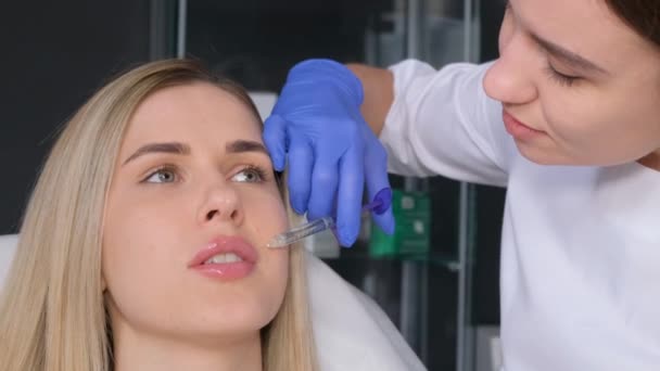 Професійний Косметолог Робить Єкції Губи Молодої Блондинки Процедура Збільшення Губ — стокове відео