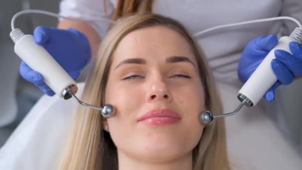 Cosmetologist Gives Rejuvenating Facial Massage Relaxed Woman Using Electric Massager — Stock Video