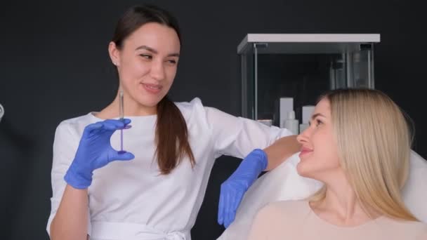 Een Vrouw Een Afspraak Met Een Cosmetoloog Voor Een Botox — Stockvideo