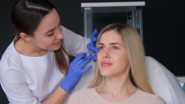 Esteticista Profissional Injeta Botox Rosto Uma Jovem Loira Procedimento Rejuvenescimento — Vídeo de Stock
