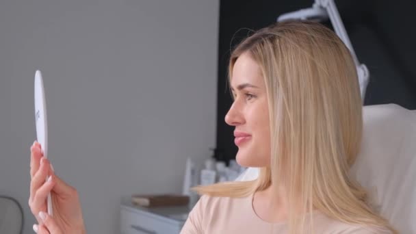 Seorang Gadis Cantik Berambut Pirang Salon Kecantikan Terlihat Cermin Pada — Stok Video
