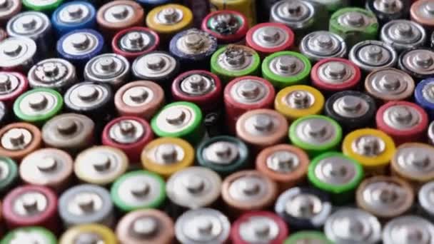Selektywna Ostrość Duża Liczba Baterii Różnych Formatów Koncepcja Niebezpiecznych Śmieci — Wideo stockowe