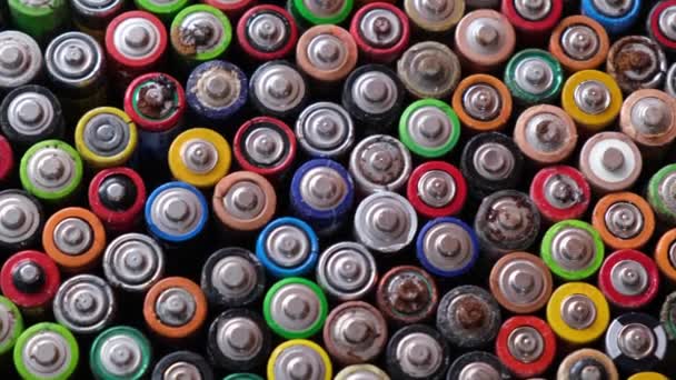 Wurden Haushaltsalkalibatterien Verwendet Draufsicht Auf Den Hintergrund Gebrauchter Batterien Verschiedener — Stockvideo