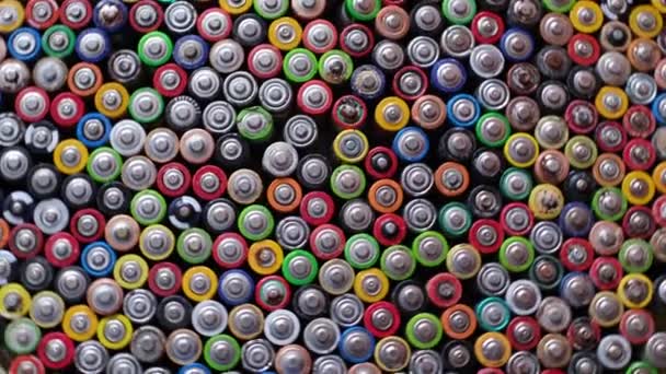 使用される腐食および錆が付いているアルカリ電池 危険なゴミコンセプト — ストック動画
