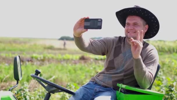 Mladý Agronomista Fotí Smartphonu Když Sedí Traktoru Uprostřed Pole Koncept — Stock video