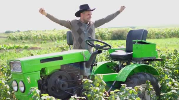 Jonge Gelukkige Boer Dansend Rijdend Een Tractor Het Landbouwveld Platteland — Stockvideo