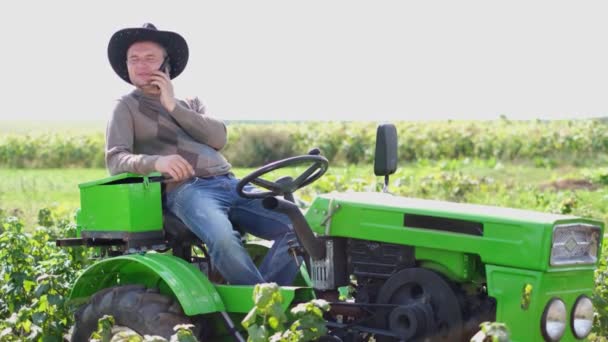 Seorang Petani Muda Mengendarai Traktor Mini Luar Rumah Kebun Buah — Stok Video