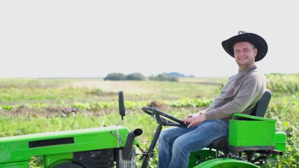 Landwirt Auf Einem Mini Traktor Der Auf Dem Feld Fährt — Stockvideo