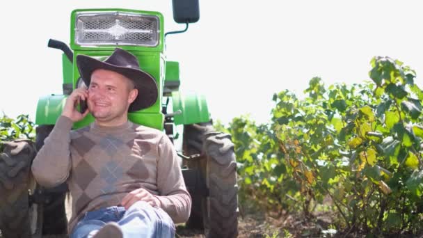 Agriculteur Est Assis Devant Tracteur Vert Dans Champ Souriant Parlant — Video