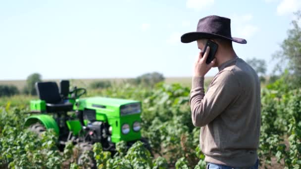 Fermier Colère Qui Parle Téléphone Milieu Champ Problèmes Dans Agro — Video