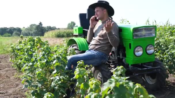 Een Mannelijke Boer Praat Een Mobiele Telefoon Een Veld Buurt — Stockvideo