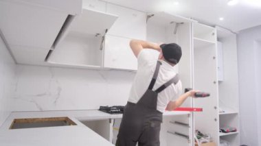 Evde çalışırken dans eden çılgın inşaat işçisi. Mutlu ev geliştirme işçisi.