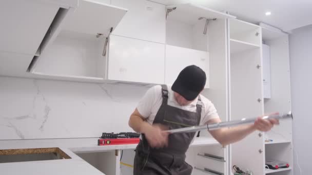 Renovador Durante Construção Uma Casa Usando Instrumento Como Uma Guitarra — Vídeo de Stock