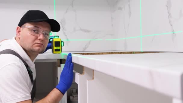 Een Jonge Bouwer Gebruikt Een Laserniveau Bij Het Installeren Van — Stockvideo