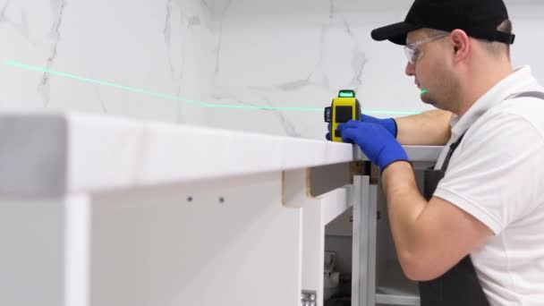 건축업자는 이음쇠를 설치하기 위하여 레이저 수준을 설치합니다 건설장치는 정확한 측정을 — 비디오