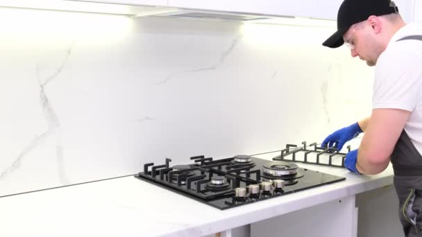Ein Mann Installiert Einen Herd Auf Einem Gasherd Der Küche — Stockvideo