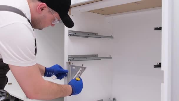 Чоловік Збирає Кухонні Меблі Встановлюючи Кухню Новій Квартирі Інтер Квартири — стокове відео