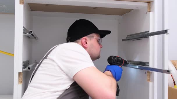 Ung Handyman Installerer Skuffer Køkkenudstyr Reparation Huset – Stock-video