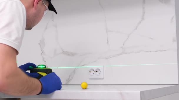 Jovem Construtor Usando Nível Laser Para Medir Marcar Projeto Renovação — Vídeo de Stock