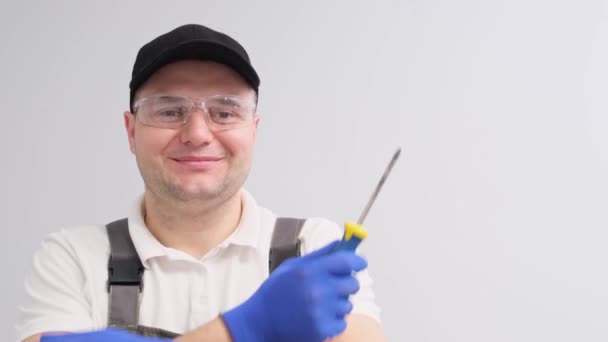 Επαγγελματίας Κατασκευαστής Ένα Κατσαβίδι Στα Χέρια Του Χαμογελάει Και Ποζάρει — Αρχείο Βίντεο