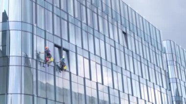 New York 'ta cam bir gökdelende erkekler camları siler. Yükseklikte tehlikeli bir iş..
