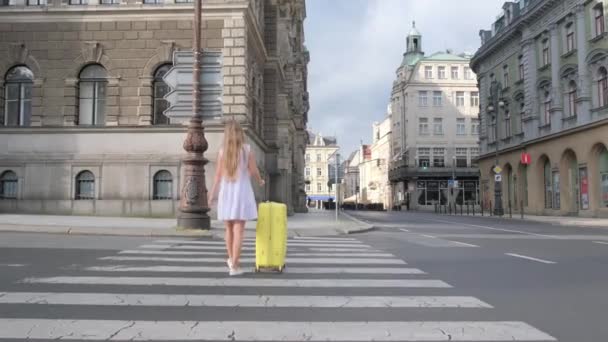 Schöne Touristinnen Gehen Mit Einem Koffer Auf Der Straße Einer — Stockvideo
