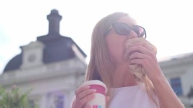 Eski şehrin Fransız sokaklarında kahve içip kruvasan yiyen mutlu bir kadın. Paris 'te bir turist.