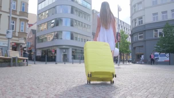 Αργή Κίνηση Μιας Τουρίστριας Μοδάτο Ντύσιμο Περπατάει Ευρωπαϊκό Δρόμο Και — Αρχείο Βίντεο