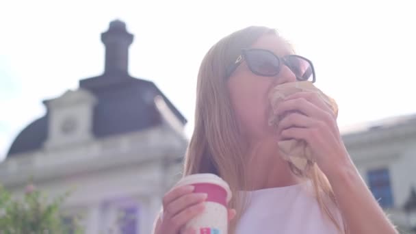 Szczęśliwa Kobieta Pijąca Kawę Jedząca Rogaliki Francuskich Ulicach Starego Miasta — Wideo stockowe