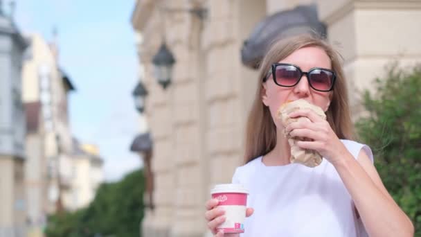 Νεαρή Κομψή Γυναίκα Τουρίστρια Τρώει Γαλλικό Πρωινό Καφέ Και Κρουασάν — Αρχείο Βίντεο