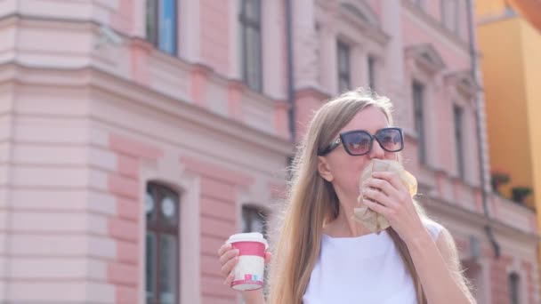 Πορτρέτο Μιας Τουρίστριας Που Τρώει Κρουασάν Στην Ύπαιθρο Μια Γυναίκα — Αρχείο Βίντεο