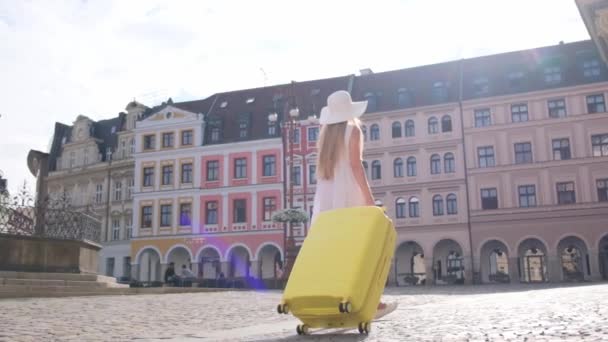 Zufriedene Frau Sommerkleidung Und Modischer Dunkler Brille Läuft Mit Reisekoffer — Stockvideo