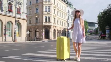 Beyaz elbiseli ve şapkalı güzel bir kız Prag 'a geldi. Çek Cumhuriyeti 'nde yaz tatili.