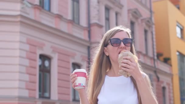 Μια Τουρίστρια Τρώει Ένα Νόστιμο Γλυκό Κρουασάν Και Πίνει Καφέ — Αρχείο Βίντεο