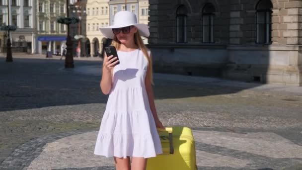 Feliz Joven Turista Caminando Por Las Calles Praga Una Chica — Vídeos de Stock