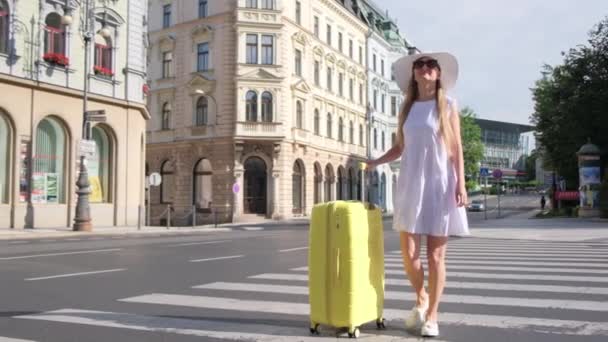 Una Hermosa Chica Con Vestido Blanco Sombrero Vino Praga Vacaciones — Vídeos de Stock