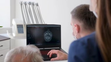 Profesyonel dişçilerle randevusu olan yaşlı bir adam. Diş hekimliği. İlaç ve sağlık hizmetleri.