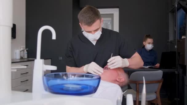 プロの歯科医は高齢者のための入れ歯をインストールします 歯科コンセプト — ストック動画