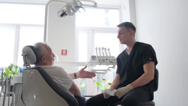 Velho Idoso Sentado Uma Cadeira Dentária Consultório Dentistas Ele Está — Vídeo de Stock