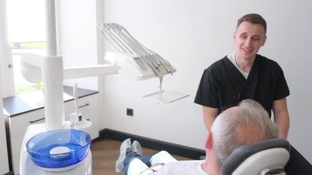 歯医者における医療の概念は 歯科医の椅子に座っている老患者です 老後の歯科治療について 歯科医コンサルティング — ストック動画