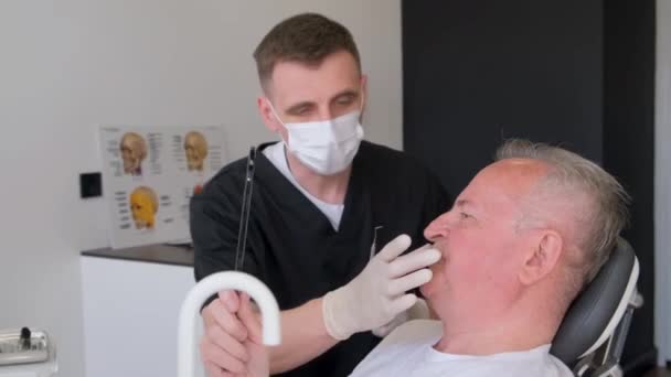 Homem Idoso Olhando Espelho Uma Clínica Odontológica Tratamento Dentário Qualidade — Vídeo de Stock