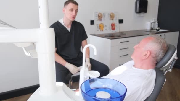 Vecchio Anziano Seduto Una Sedia Dentistica Uno Studio Dentistico Sta — Video Stock