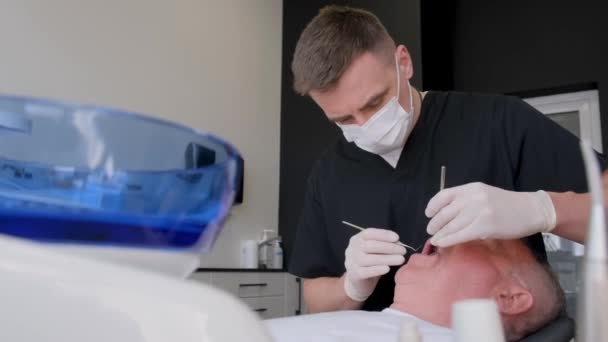Dentista Trata Dentes Avô Idoso Procedimento Tratamento Dentário — Vídeo de Stock