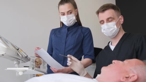 Concept Soins Santé Chez Dentiste Vieux Patient Assis Dans Chaise — Video