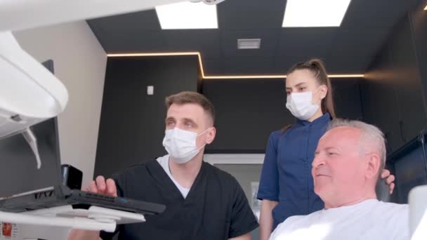 Starší Muž Schůzce Profesionálními Zubaři Zubní Lékařství Medicína Zdravotní Péče — Stock video
