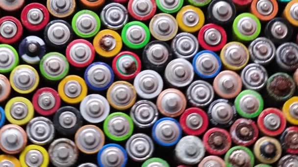 Zbliżenie Zużytych Baterii Baterie Palców Obracają Się Kółko Szkodliwe Działanie — Wideo stockowe