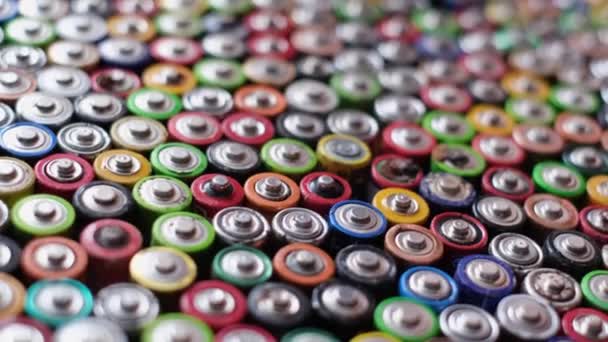 有选择地聚焦 大量电池的各种形式 地球上危险垃圾的概念 — 图库视频影像