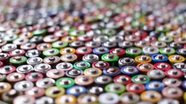 Utilizan Baterías Drenaje Desechables Diferentes Tamaños Colores Preparaciones Para Reciclaje — Vídeo de stock