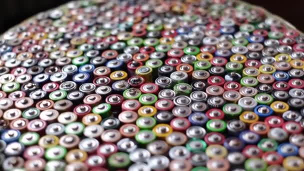 リサイクルや利用の準備 数十種類の種類 サイズ 使用バッテリーとアキュムレータの色 — ストック動画